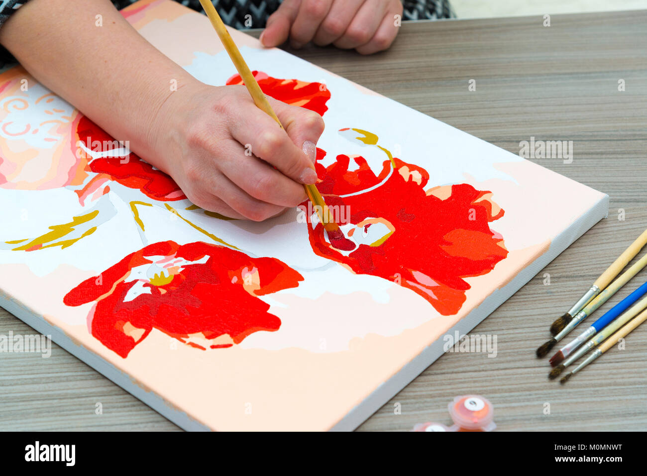 Frau zieht eine malen Mit Pinsel und Farben Stockfoto