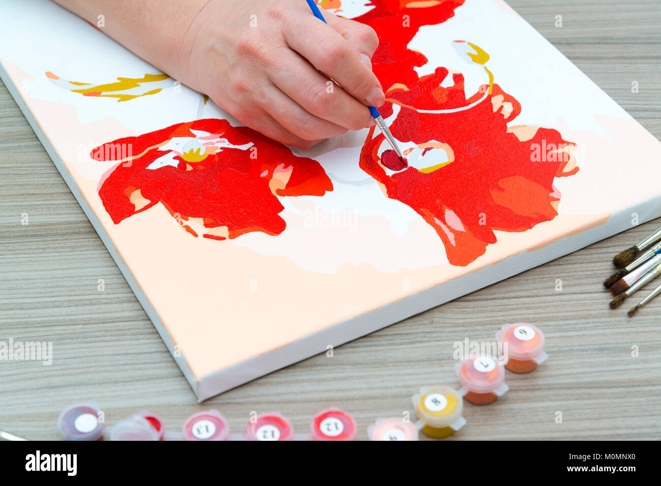 Frau zieht eine malen Mit Pinsel und Farben Stockfoto