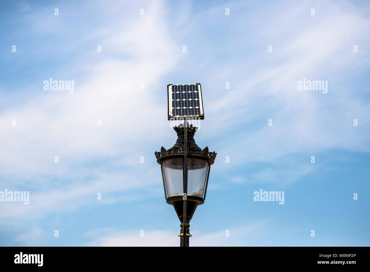 Solar Panels für das Sammeln der Sonne im Street candelabres Stockfoto