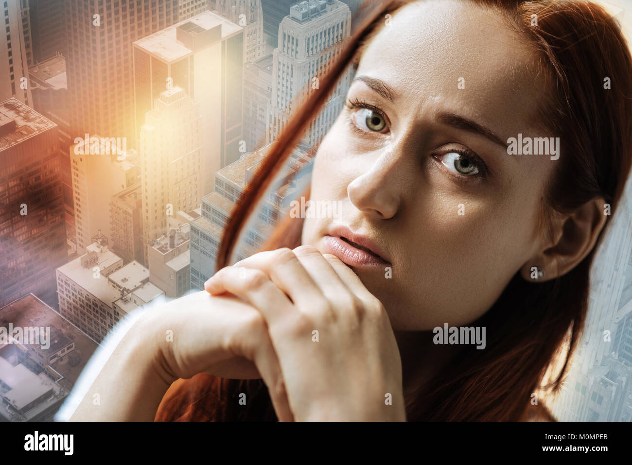 Stressvolle traurige Frau sitzen und sich schlecht zu fühlen. Stockfoto