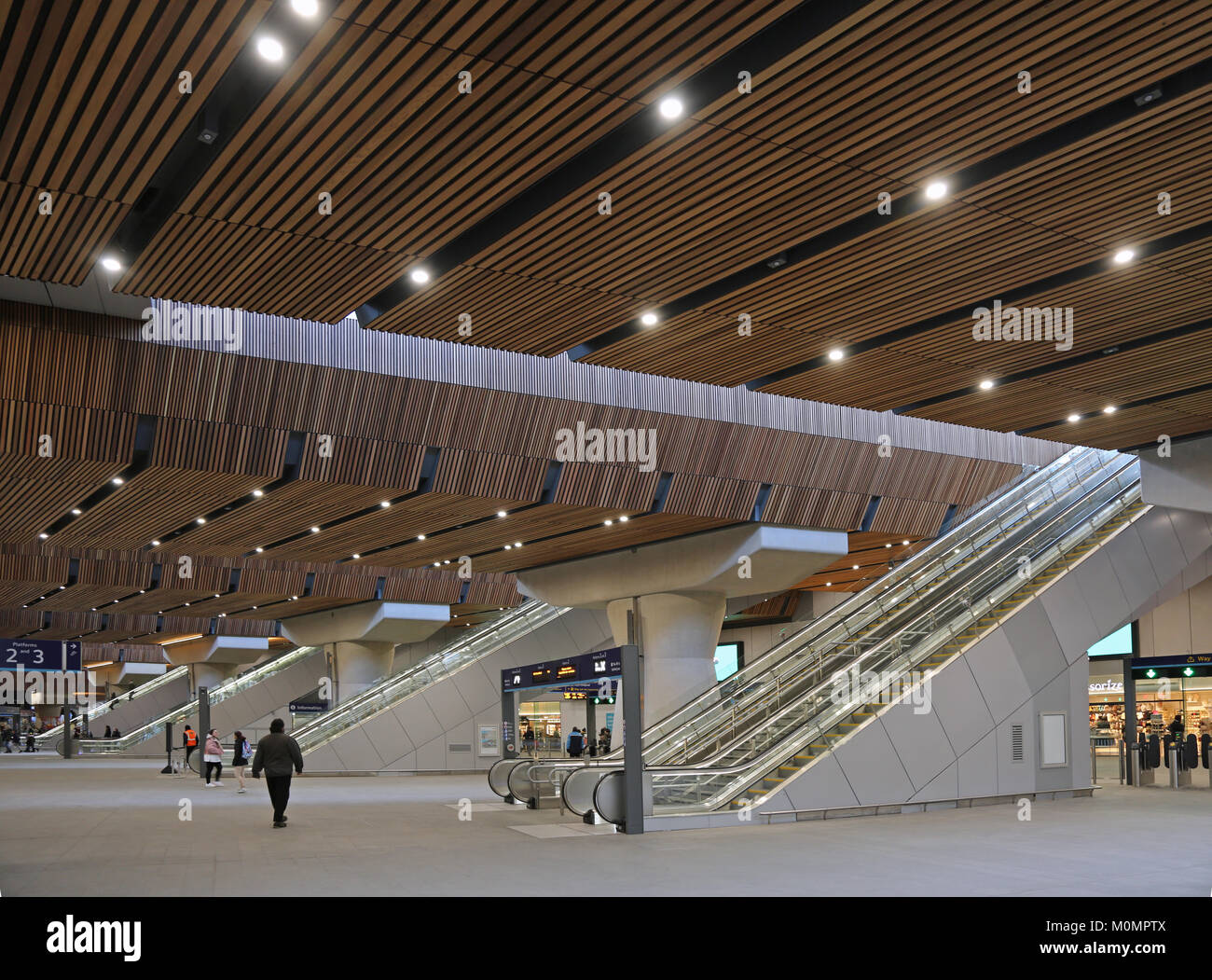 Fast menschenleer, die neue untere Bahnhofsstation am Bahnhof London Bridge, Großbritannien. Zeigt Rolltreppen und Betonpfeilern, die die Plattformen oben stützen. Stockfoto
