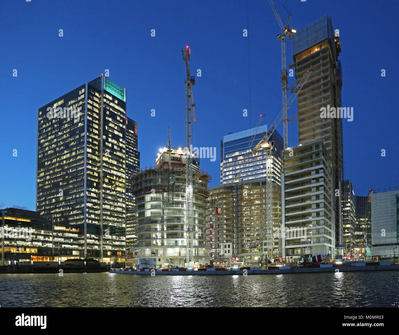 Dämmerung Blick auf den Bau von neuen Wohntürmen im Londoner Stadtteil Canary Wharf. Zeigt eine Park Drive Entwicklung im Zentrum. Stockfoto