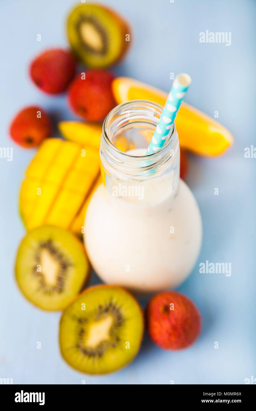 Smoothies mit tropischen Früchten auf einem hölzernen Hintergrund. Leckeres Frühstück. Das gesunde Essen. Stockfoto