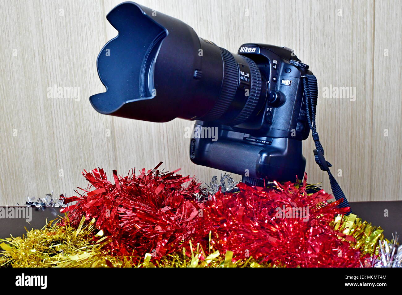 Nikon DSLR D80 und Akku und Linsen auf dem Display und Weihnachtsschmuck sowie Stockfoto