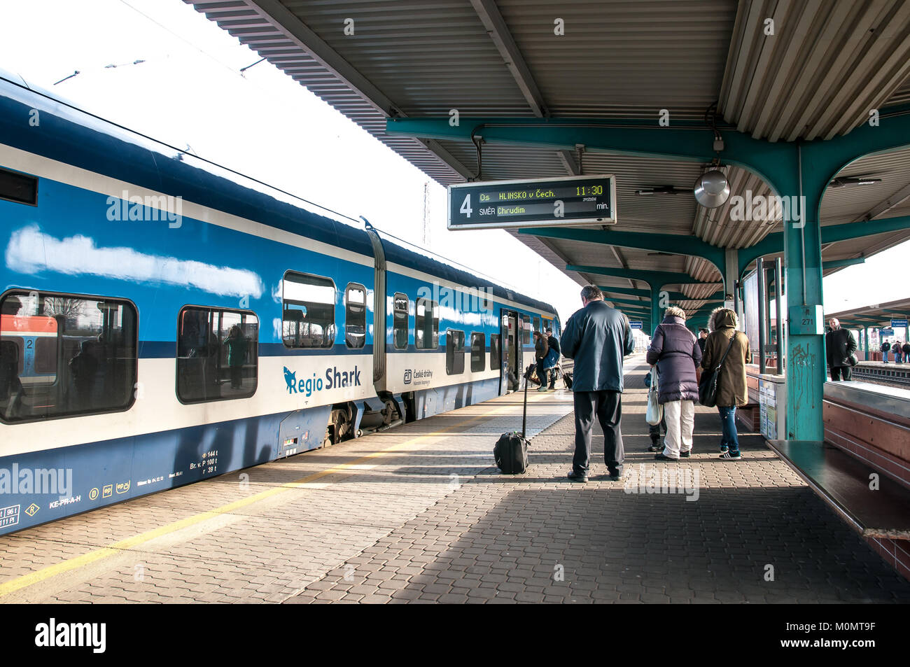 Bahnhof, Kolin, Tschechien, 20. Januar 2018, Gruppe der Passagiere warten auf Zug Stockfoto