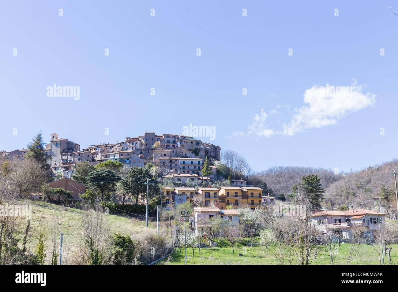 Blick auf das Dorf Castel di Tora in der Provinz von Viterbo, Latium, Italien. 26. Februar 2017 Stockfoto