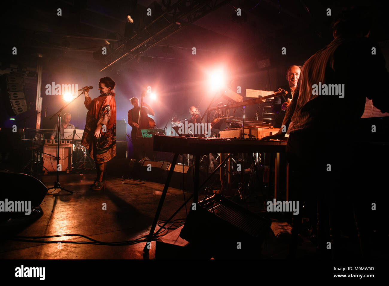 Emiliana Torrini & Kolorist ein Live Konzert im Stødpudelageret in Kopenhagen durchführen. Dänemark, 24.02.2017. Stockfoto