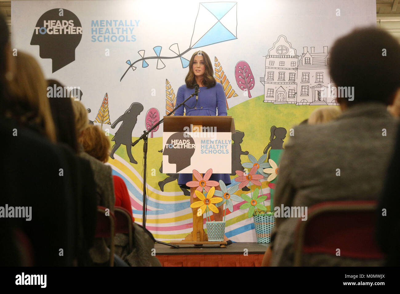 Die Herzogin von Cambridge Rede auf Reh grün Junior School in Brent, London, wie Sie ein Programm für psychische Gesundheit startet für Schulen im Rahmen der Kampagne die Köpfe zusammen. Stockfoto