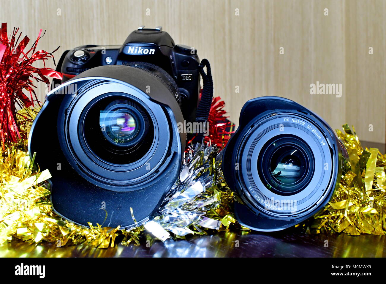 Nikon DSLR D80 und Akku und Linsen auf dem Display und Weihnachtsschmuck sowie Stockfoto