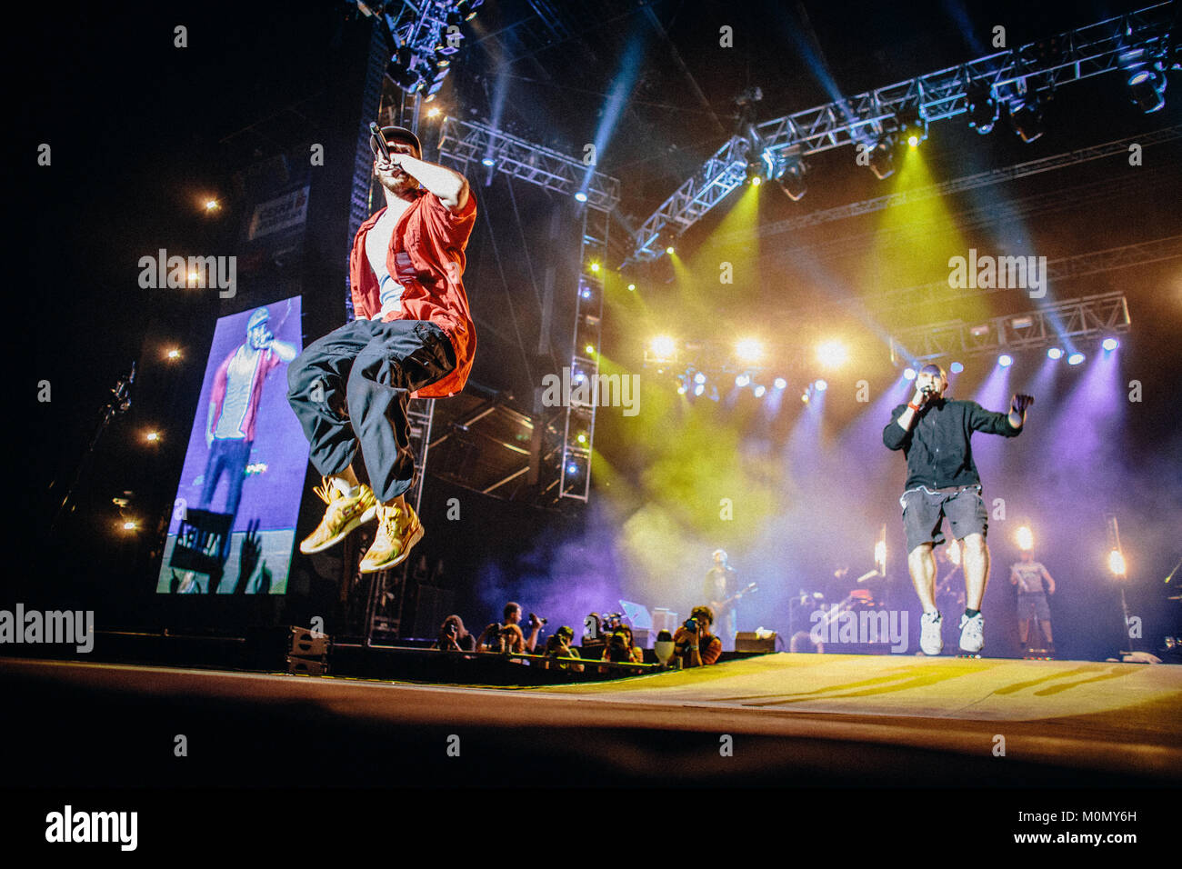 Die Rapper und Sänger aus der Deutsch-französischen Ska und Ragga Gruppe Irie Révoltés springen rund um die Bühne am tschechischen Festival Farben von Ostrava 2013. Der Tschechischen Republik. Stockfoto