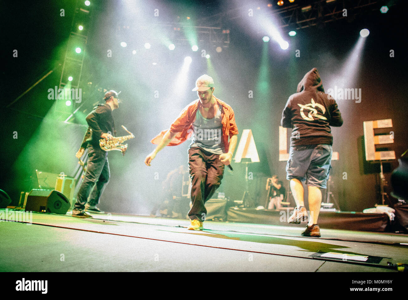 Die Rapper und Sänger aus der Deutsch-französischen Ska und Ragga Gruppe Irie Révoltés springen rund um die Bühne am tschechischen Festival Farben von Ostrava 2013. Der Tschechischen Republik Stockfoto