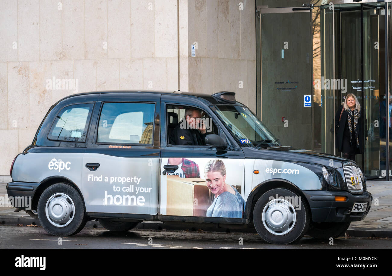 Schwarzer Taxifahrer auf dem Handy, mit ESPC-Werbung und Frau, die das Standard Life Gebäude, St Andrews Square, Edinburgh, Schottland, Großbritannien verlässt Stockfoto