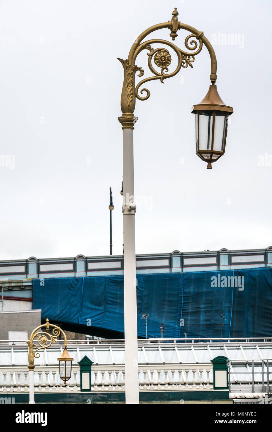 Altmodische gold verzierten viktorianischen Lampe Beiträge, Eintritt zur Waverley Station, Edinburgh, Schottland, Großbritannien, mit North Bridge im Hintergrund Stockfoto