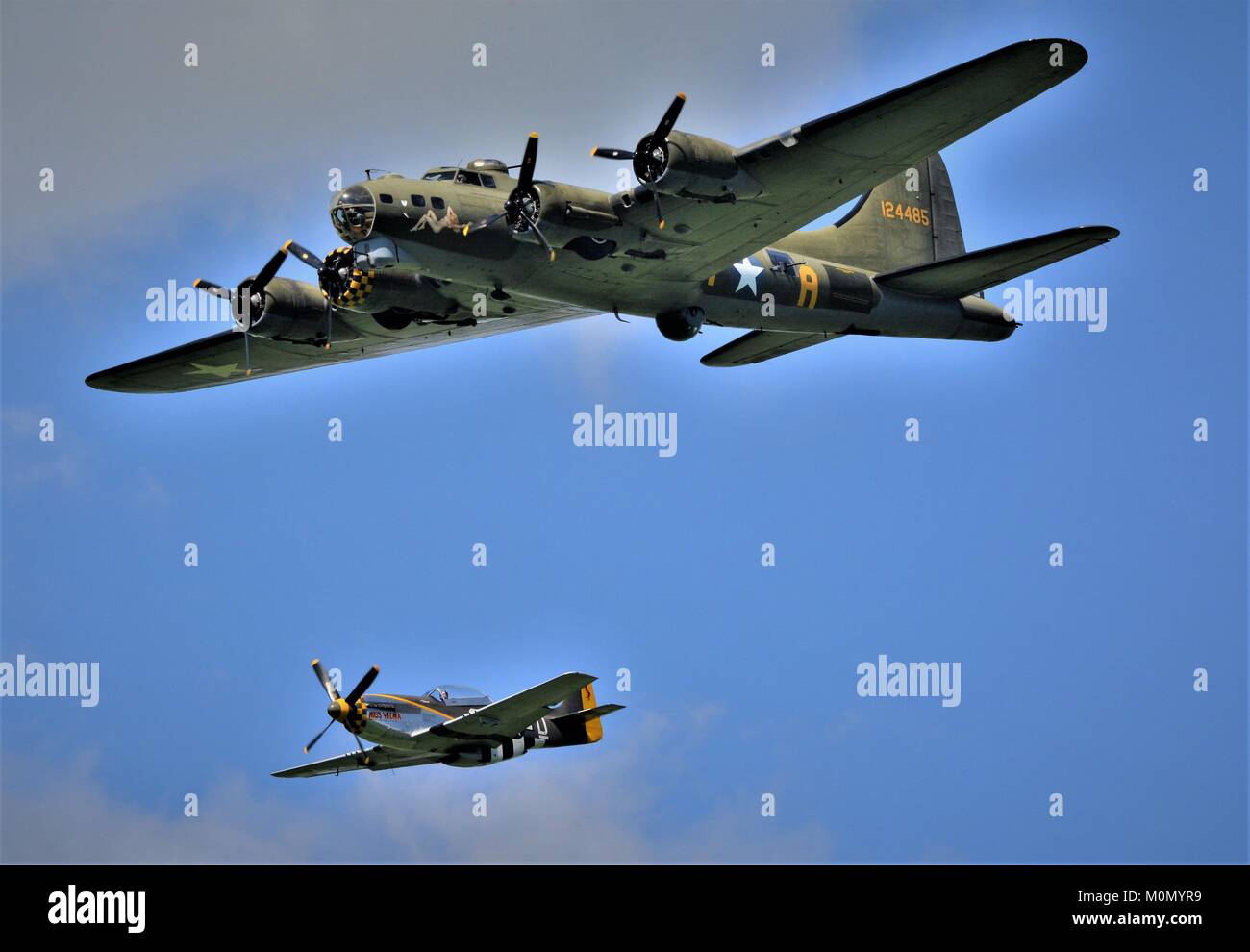 B17 Flying Fortress Sally B und P51 Mustang fliegen zusammen Stockfoto