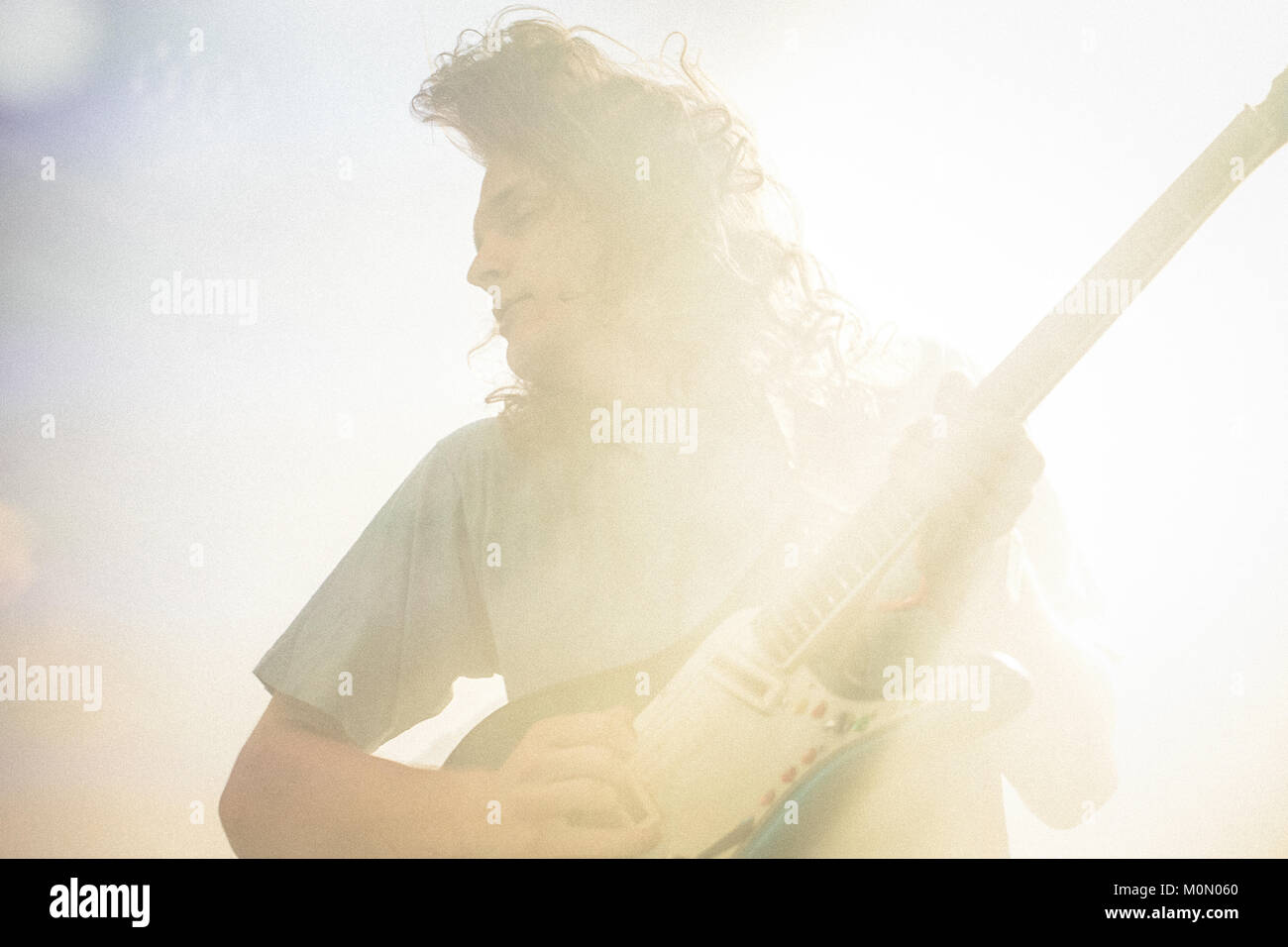 Die australische Psychedelic Rock Band King Gizzard & die Eidechse Assistent führt ein Live Konzert am Pavillion Bühne bei den Danish Music festival Roskilde Festival 2015. Hier Gitarrist und Sänger Ambrosius Kenney Smith ist live auf der Bühne gesehen. Dänemark, 01/07 2015. Stockfoto