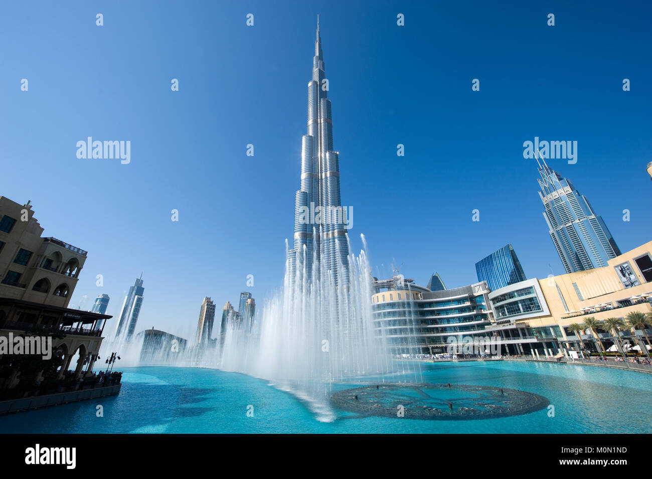 DUBAI, VEREINIGTE ARABISCHE EMIRATE - Jan 02, 2018: Fountainshow vor dem Burj Khalifa im Zentrum von Dubai, es ist das höchste Gebäude der Welt Stockfoto