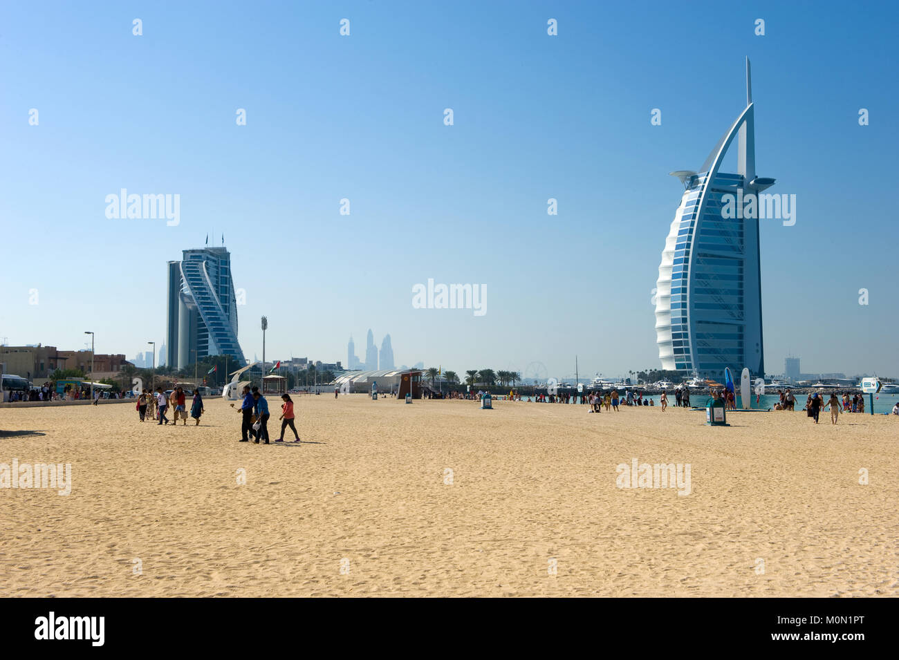 DUBAI, VEREINIGTE ARABISCHE EMIRATE - Jan 02, 2018: Öffentlicher Strand von Dubai in der Nähe des Burj Al Arab Hotel. Stockfoto