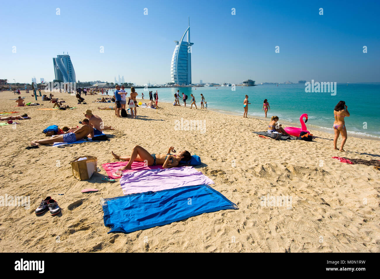 DUBAI, VEREINIGTE ARABISCHE EMIRATE - Jan 02, 2018: Öffentlicher Strand von Dubai in der Nähe des Burj Al Arab Hotel. Stockfoto