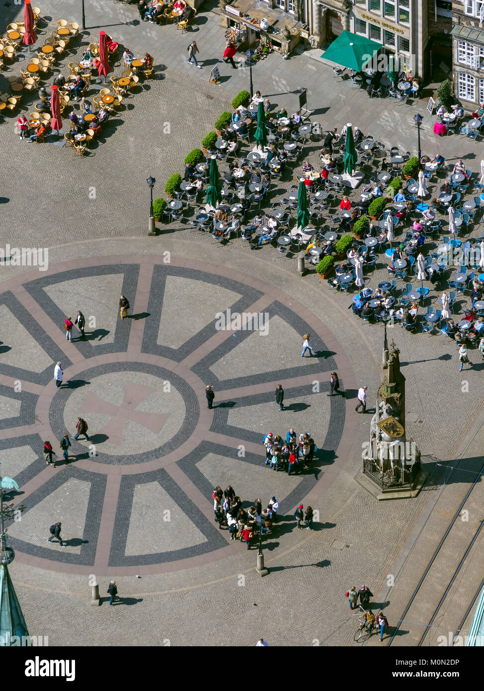 Hanseaten Kreuz vor der Bremer Roland auf dem Marktplatz in Bremen vor dem Rathaus und Giebelhäuser, in der Innenstadt von Bremen, Stadt, Antenne vi. Stockfoto