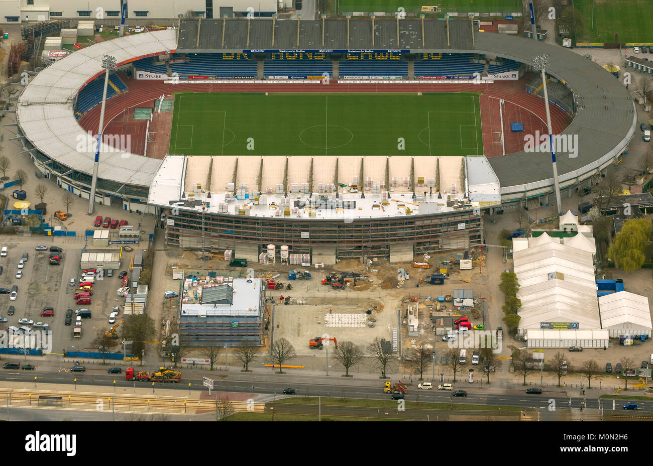 Stadion der Eintracht Braunschweig mit West und Ost Tribüne, die