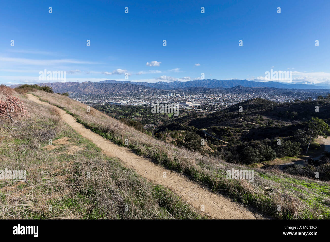 Griffith Park City View Wanderweg in Los Angeles, Kalifornien. Klaren Wintermorgen Blick auf die San Gabriel Mountains und Downtown Glendale. Stockfoto