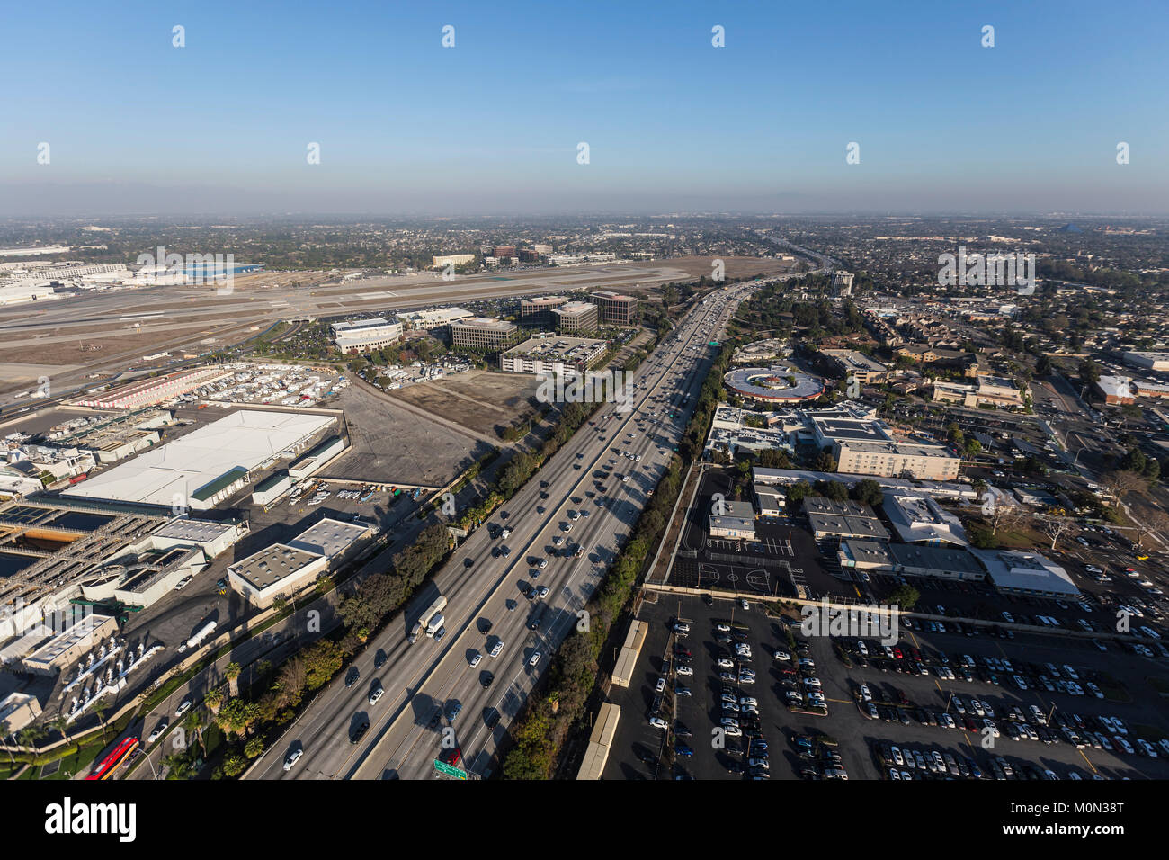 Luftaufnahme der 405 Autobahn und Flughafen Long Beach Start- und Landebahnen in Los Angeles County, Kalifornien. Stockfoto