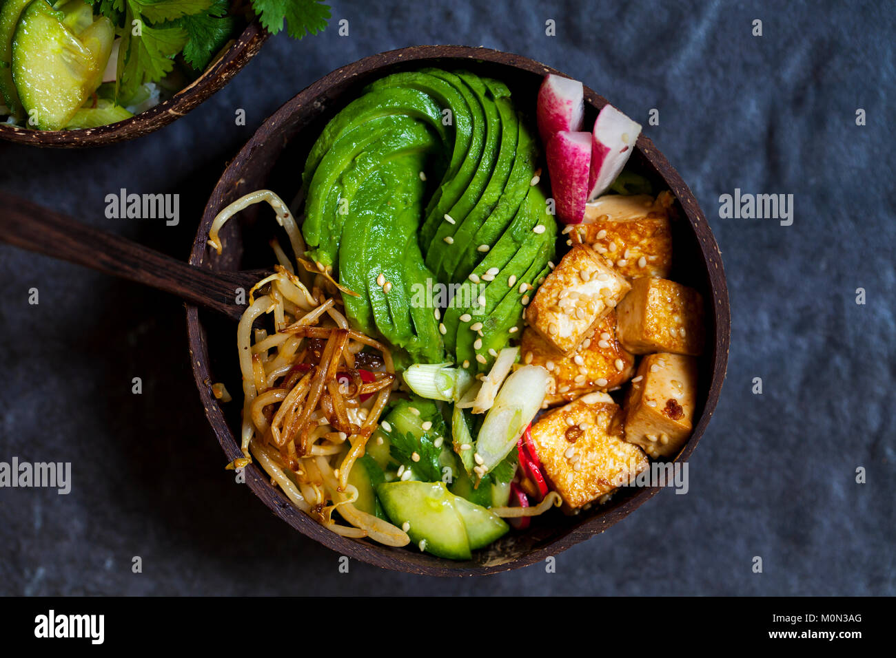 Vegan Schüssel mit Avocado, seidiger Tofu, Sojasprossen und eingelegtes Gemüse auf Reis Stockfoto