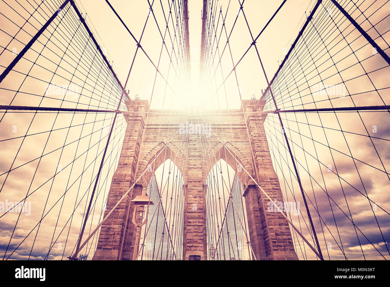 Weitwinkel Bild von der Brooklyn Bridge bei Sonnenuntergang, Farbe getonte Bild, USA. Stockfoto