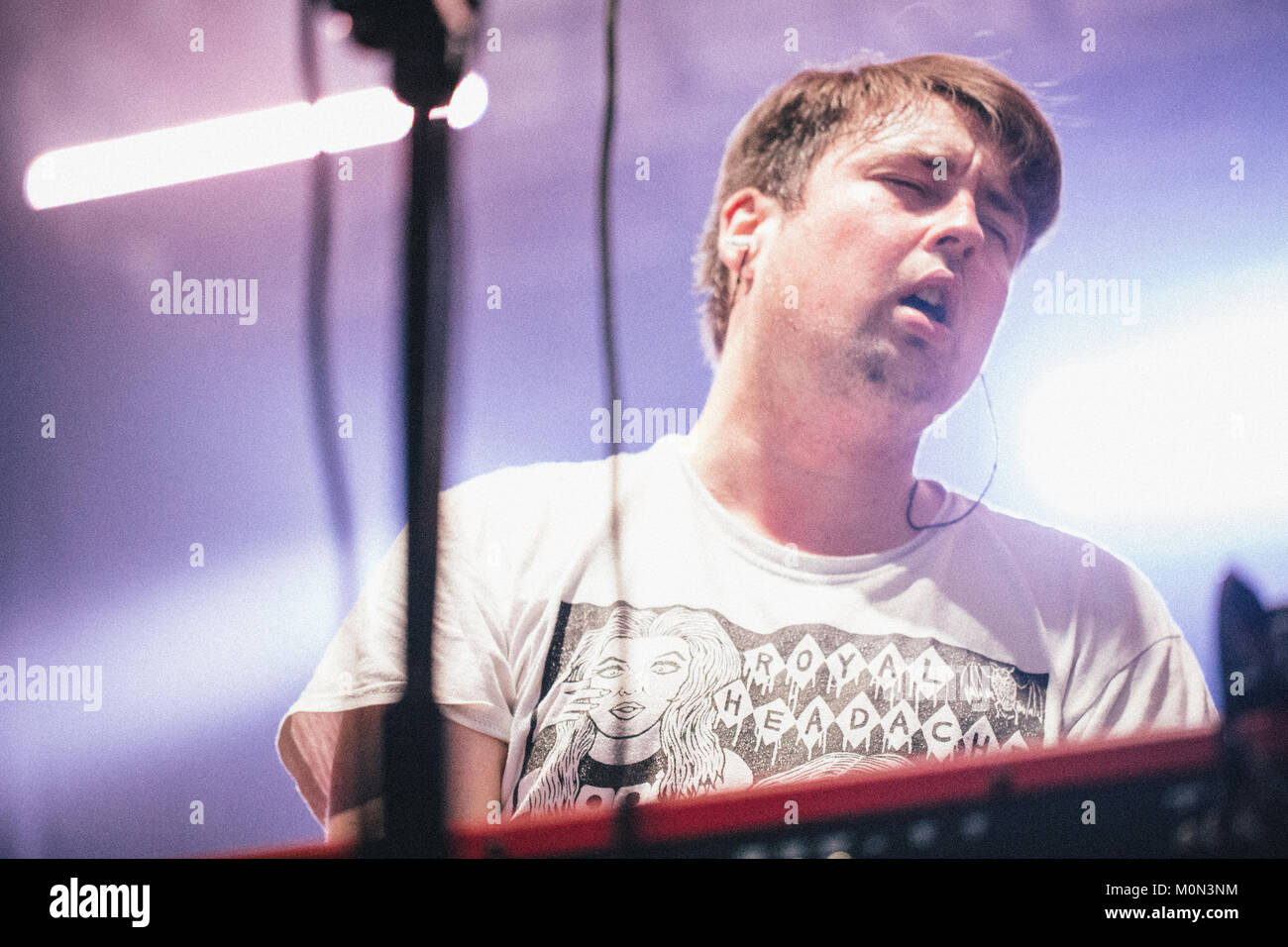 Die Englische noise rock Band Hakenwürmer führt ein Live Konzert in der polnischen Musik Festival Off Festival 2014 in Kattowitz. Alle band Mitglieder gehen nur durch ihre Initialen und hier Sänger MJ (Matt Johnson) wird dargestellt, live auf der Bühne. Polen, 02.08.2014. Stockfoto Die Englische noise rock Band Hakenwürmer führt ein Live Konzert in der polnischen Musik Festival Off Festival 2014 in Kattowitz. Alle band Mitglieder gehen nur durch ihre Initialen und hier Sänger MJ (Matt Johnson) wird dargestellt, live auf der Bühne. Polen, 02.08.2014. Stockfoto