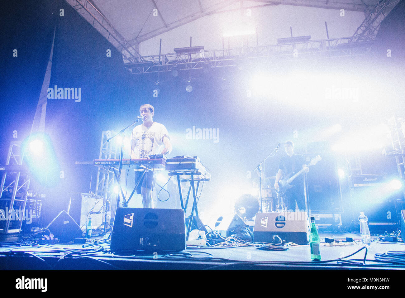 Die Englische noise rock Band Hakenwürmer führt ein Live Konzert in der polnischen Musik Festival Off Festival 2014 in Kattowitz. Alle band Mitglieder gehen nur durch ihre Initialen und hier Sänger MJ (Matt Johnson) wird dargestellt, live auf der Bühne. Polen, 02.08.2014. Stockfoto Die Englische noise rock Band Hakenwürmer führt ein Live Konzert in der polnischen Musik Festival Off Festival 2014 in Kattowitz. Alle band Mitglieder gehen nur durch ihre Initialen und hier Sänger MJ (Matt Johnson) wird dargestellt, live auf der Bühne. Polen, 02.08.2014. Stockfoto
