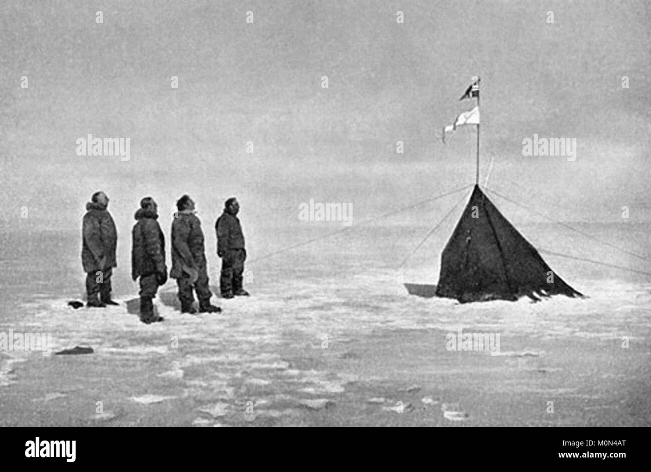 Roald Amundsen. Mitglieder der Südpol Roald Amundsens Expedition 1910-12 am Südpol im Dezember 1911. Von links nach rechts: Roald Amundsen, Helmer Hanssen, Sverre Hassel und Oscar Wisting links. Stockfoto