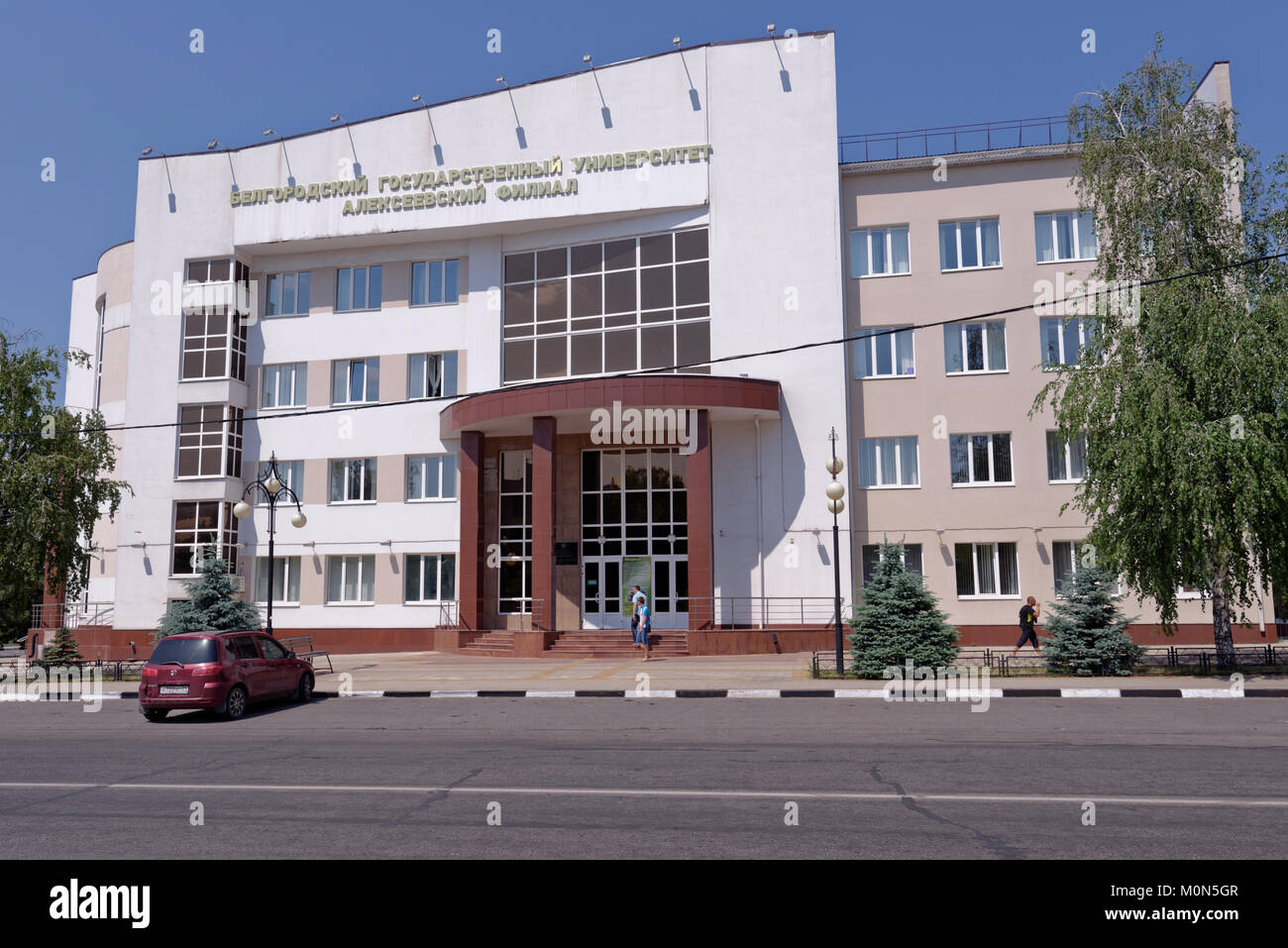 Alekseevka, Region Belgorod, Russland - 8. Juni 2014: Menschen am Gebäude der lokalen Zweigstelle der Belgorod State University. Stockfoto