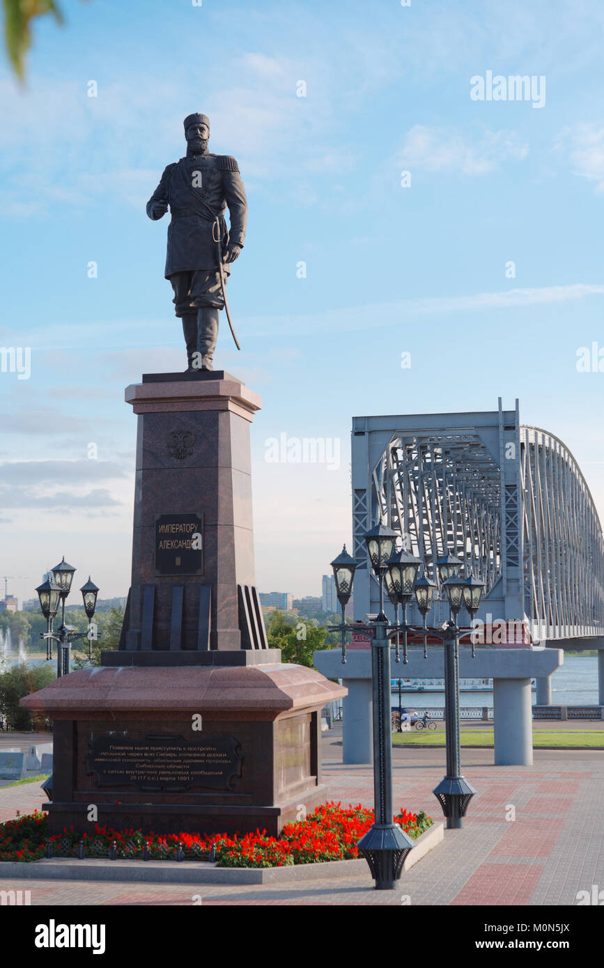 Nowosibirsk, Russland - August 8, 2014: Denkmal des russischen Zaren Alexander III., der ein Dekret über den Bau der Transsibirischen Eisenbahn ausgestellt Stockfoto