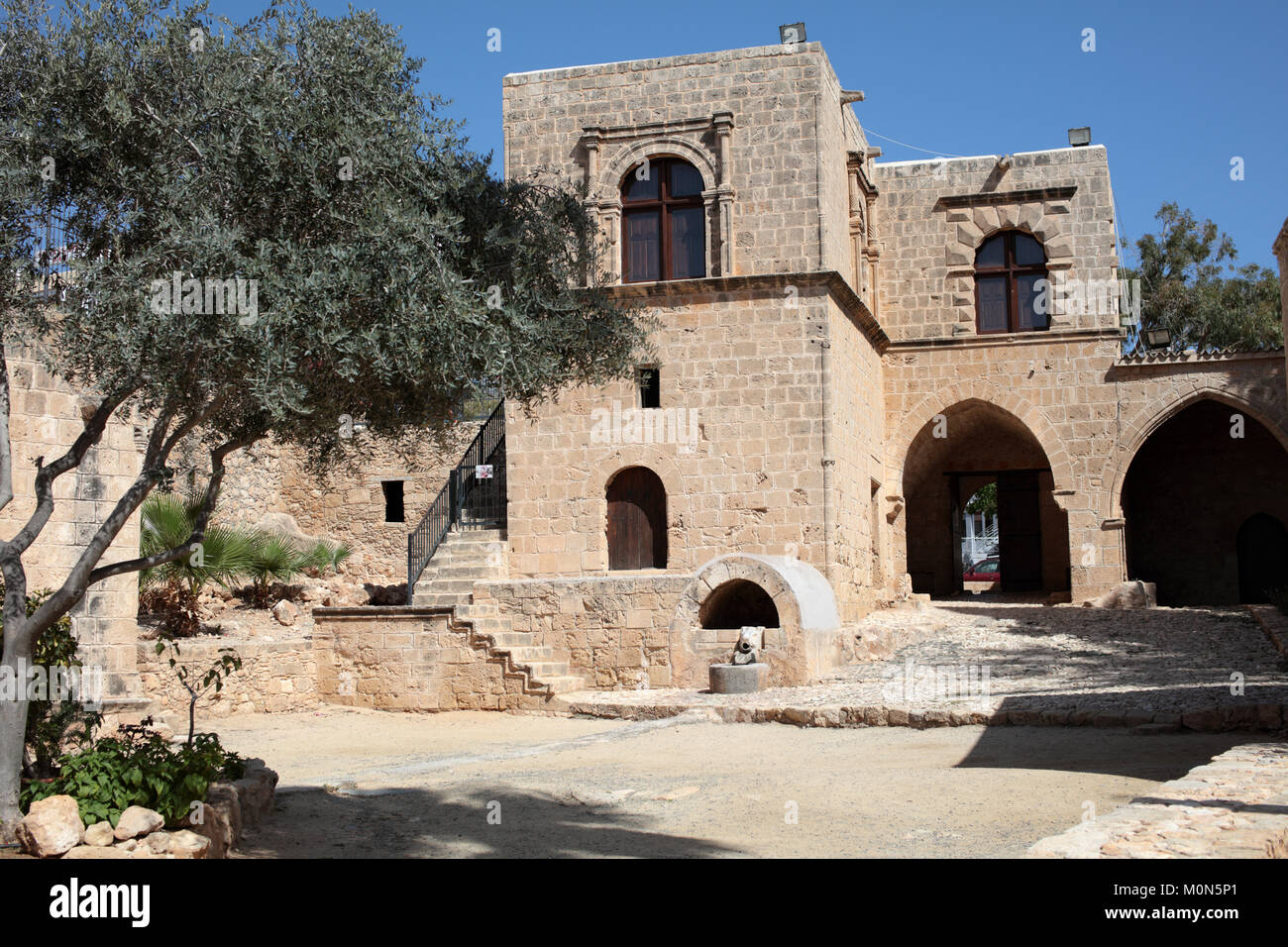 Ayia Napa, Zypern - 13. März 2016: Ayia Napa im Frühling. Heutige Gebäude errichtet im 15. Jahrhundert, und ist das wichtigste Wahrzeichen der Vill Stockfoto