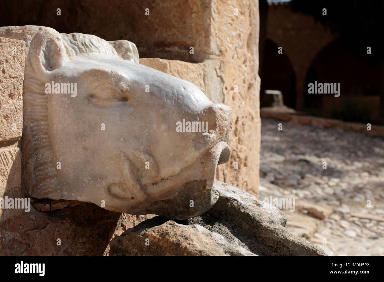 Ayia Napa, Zypern - 13. März 2016: alte Brunnen in der Form von Lion's Head in Ayia Napa. Heutige Gebäude errichtet im 15. Jahrhundert, Stockfoto