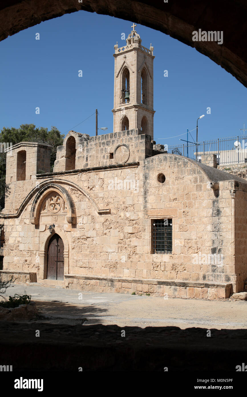 Ayia Napa, Zypern - 13. März 2016: Ayia Napa im Frühling. Heutige Gebäude errichtet im 15. Jahrhundert, und ist das wichtigste Wahrzeichen der Vill Stockfoto