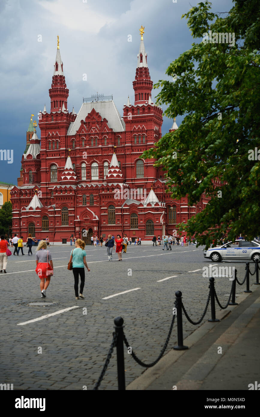 Moskau, Russland - 2. Juli 2014: Menschen gehen vor dem Staatlichen Historischen Museum auf dem Roten Platz. Das Museum wurde 1872 gegründet Stockfoto