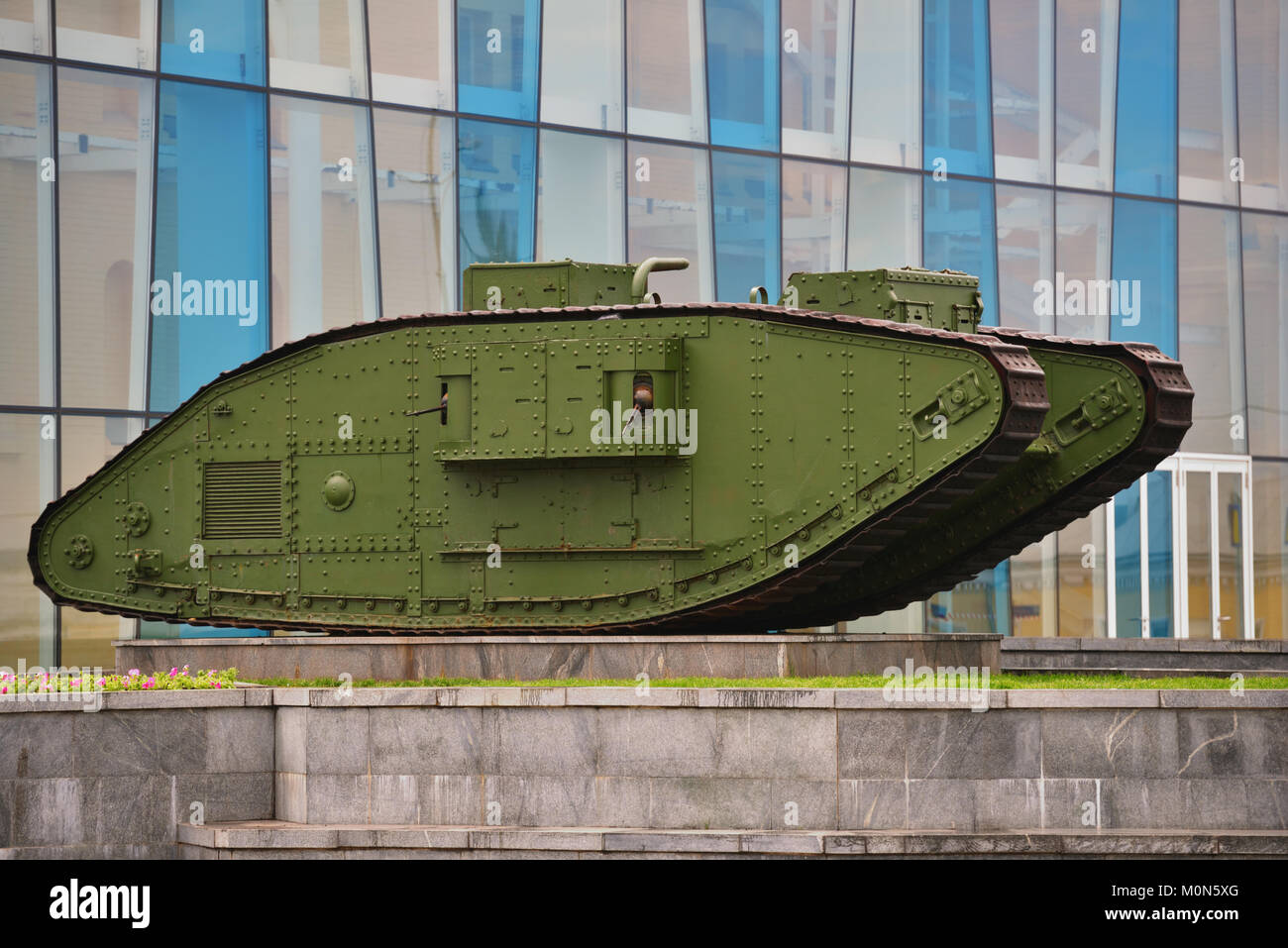 Kharkov, Ukraine - 10. Juni 2014: Tank Mark V vor dem Historischen Museum ausgestellt. Das Museum wurde 1920 gegründet und war eine der größten i Stockfoto