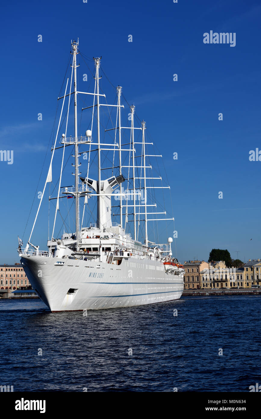 St. Petersburg, Russland - 5. August 2015: Cruise Liner Wind Surf von Windstar Cruises Luxus Linien weicht von der Newa. Die 5-Masten Schiff bieten Stockfoto