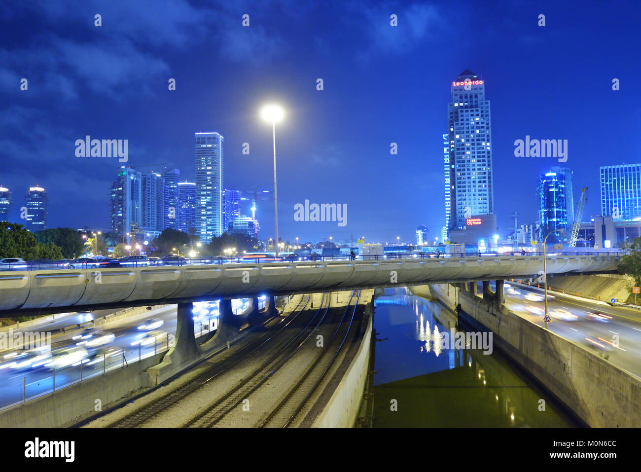 Tel Aviv, Israel - 20. März 2014: Nachtansicht der PKW-Verkehr auf der Brücke über den Fluss Ayalon. Tel Aviv ist eine ultra-moderne Metropole, wurde founde Stockfoto