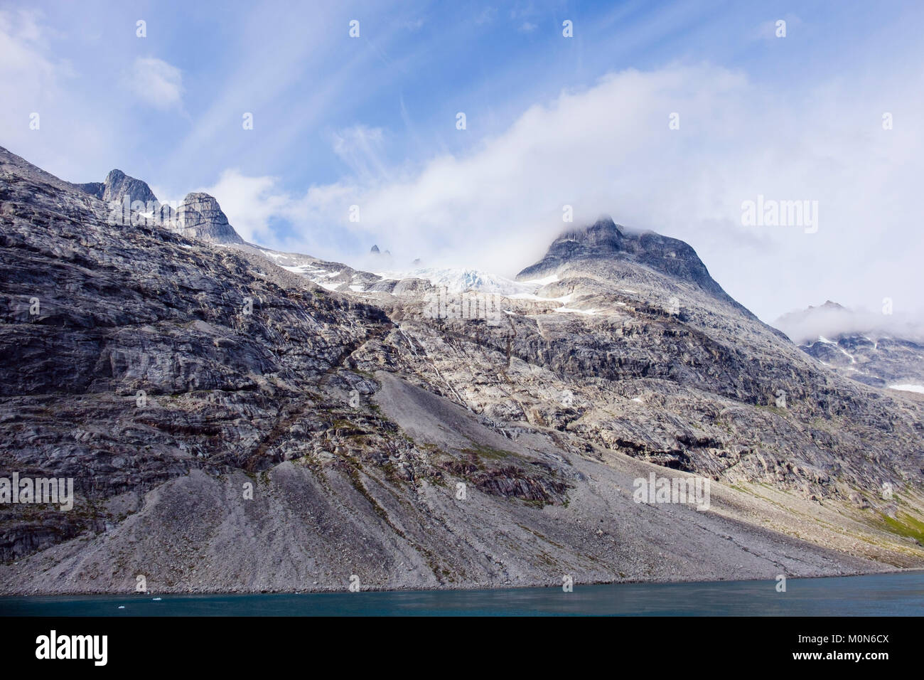 Der Kopf von einem Gletscher in hohen kahlen Felsen bergen über Prinz Christian Sound/Prins Christen Sund im Sommer. Kujalleq, südlichen Grönland Stockfoto