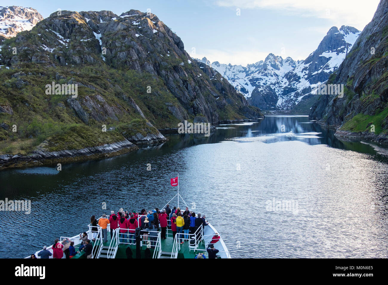 G Abenteuer Kreuzfahrtschiff in den schmalen Trollfjord oder Trollfjorden aus Raftsundet Strait. Austvågøya Insel, Lofoten, Norwegen Stockfoto