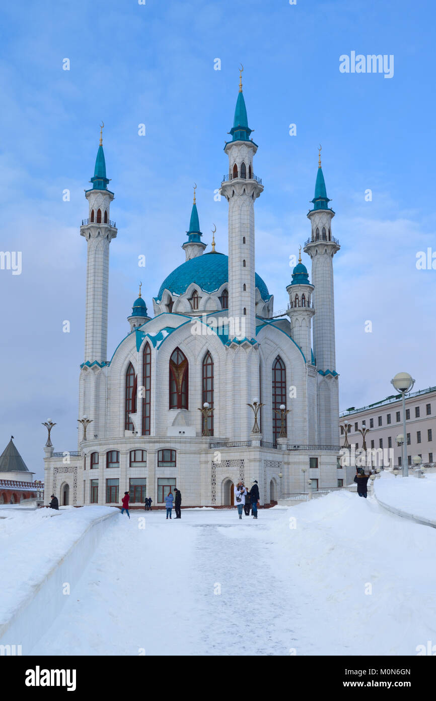 Kasan, Russland - Januar 4, 2015: die Menschen unter der Qol Sharif Moschee in Kazan Kremlin. Es wurde 1996-2005 in Erinnerung an den legendären 16. Jahrhunder t gebaut Stockfoto