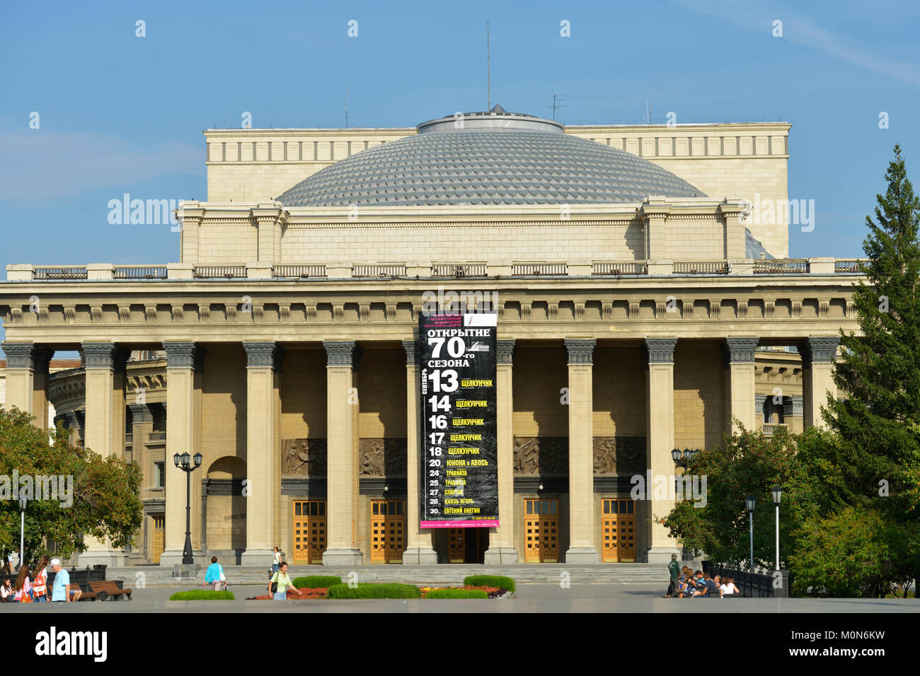 Nowosibirsk, Russland - 25. August 2014: Leute, die sich vor dem Novosibirsk Theater für Oper und Ballett. Es ist das größte Theater in Russland Stockfoto
