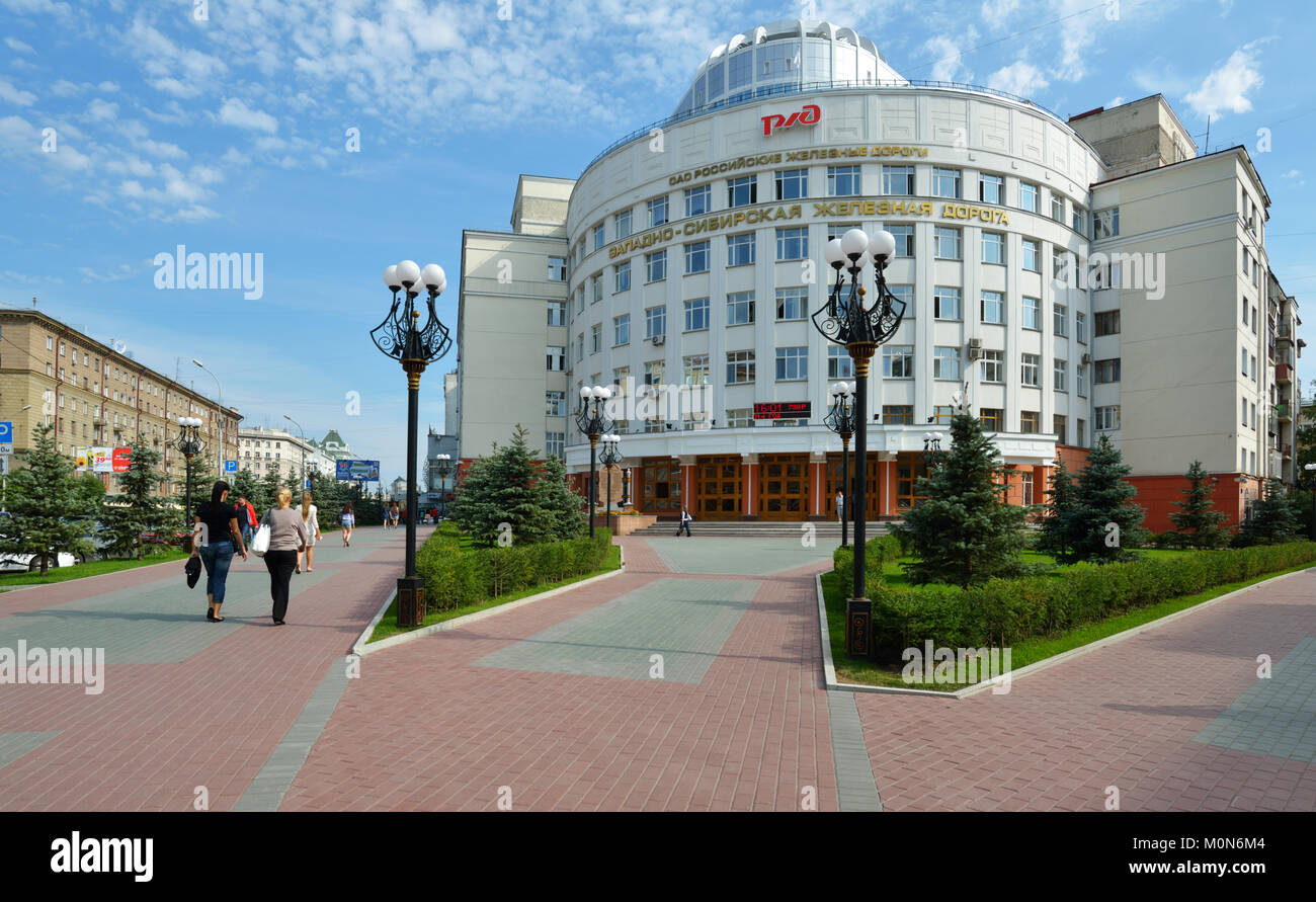 Nowosibirsk, Russland - 25. August 2014: Menschen zu Fuß vor dem Hauptquartier der West-Siberian Eisenbahn. Im späten 19. Jahrhundert angelegt, heute Stockfoto