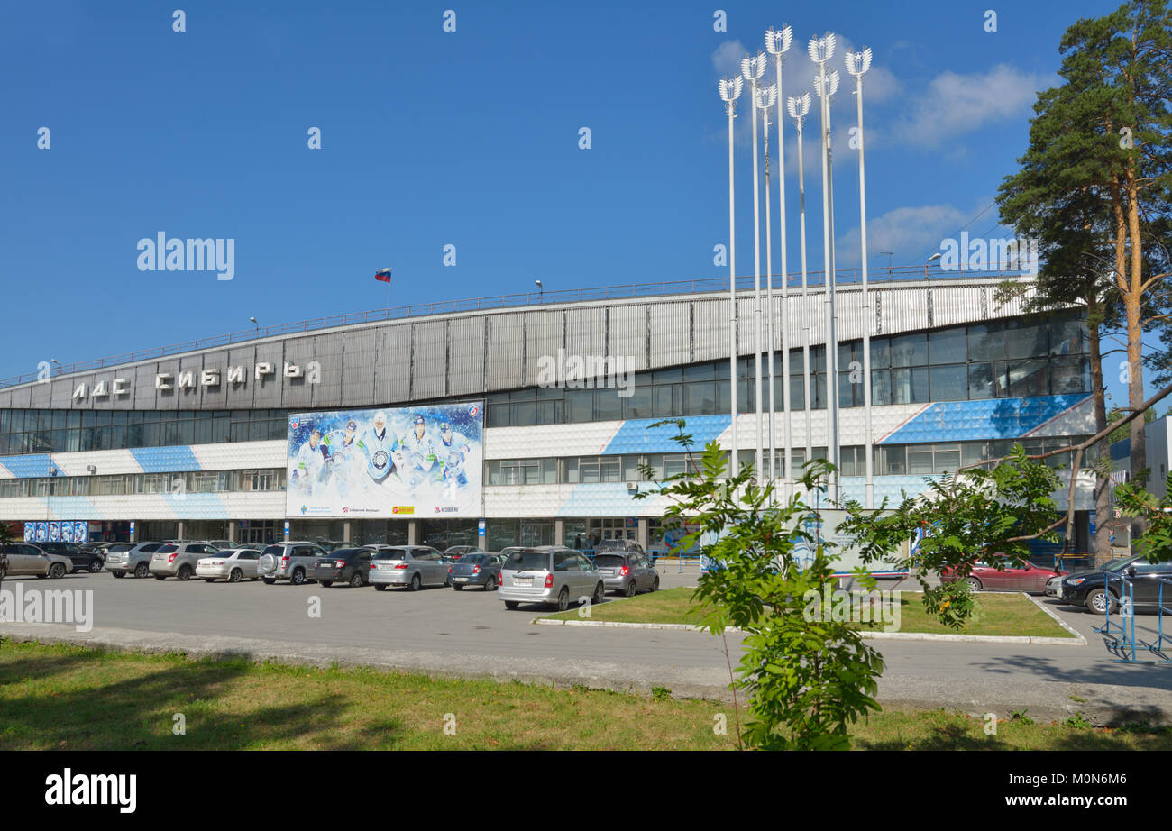 Nowosibirsk, Russland - 20. August 2014: Ice Sports Palace Sibirien in einem Sommertag. 1964 erbaut, der Palast ist die Eisbahn für die Hockey Club Sibir Stockfoto