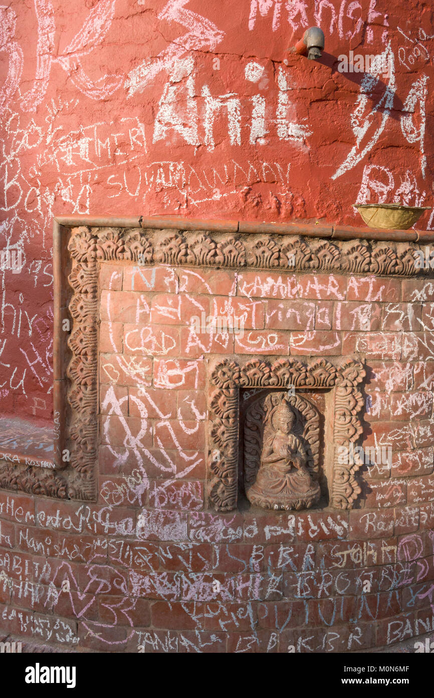 Kreide bedeckt Schreine an Swayambhunath buddhistischen Tempel, Kathmandu, Nepal Stockfoto