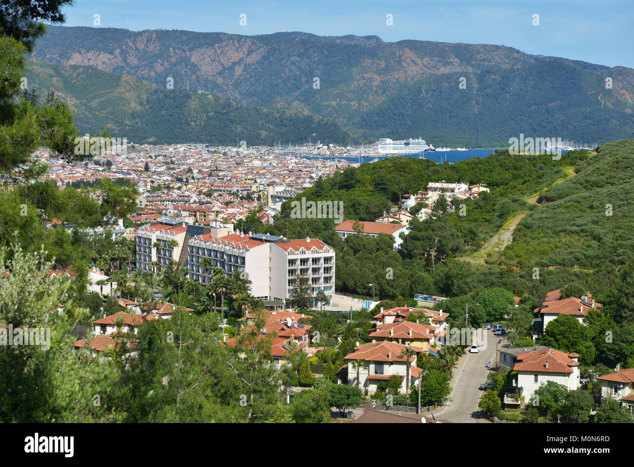 Marmaris, Türkei - 17. April 2014: Stadtbild von Marmaris mit dem Kreuzfahrtschiff AIDAdiva im Hafen vor Anker. AIDA Schiffe bieten für den deutschsprachigen Raum Stockfoto