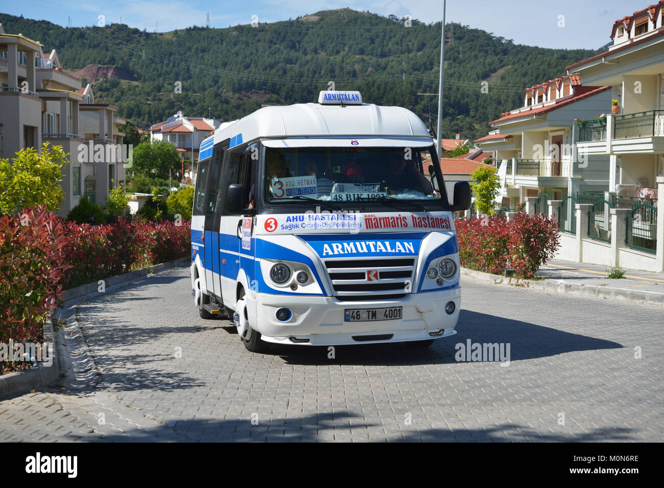 Marmaris, Türkei - 17 April, 2014: Öffentliche Minibus auf der Straße von Marmaris Armutalan. Armutalan ist das Europa, das - wie Vorort der Stadt Marmaris wit Stockfoto