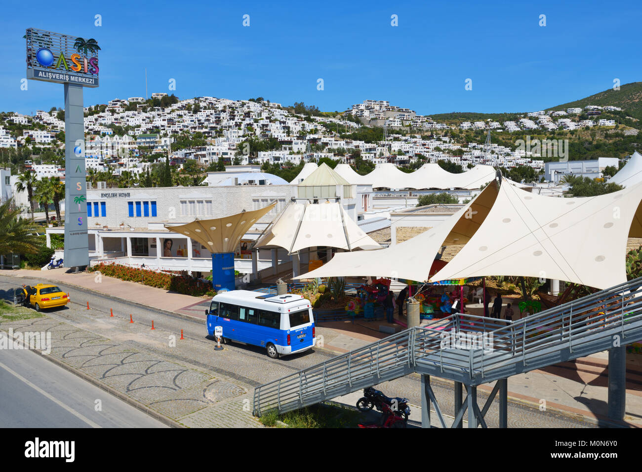 Bodrum, Türkei - 13. April 2014: Einkaufszentrum Oasis gegen Hügel. 1998 eröffnet, ist diese erste Shopping und Kultur Zentrum in Bodrum ist noch Population Stockfoto